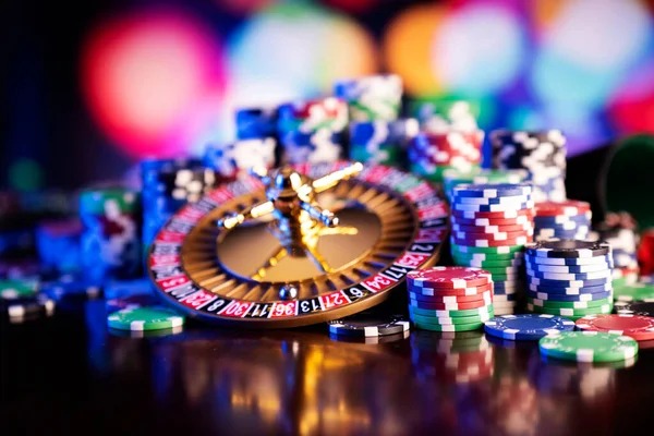 Live dealer playing baccarat on situs nagawin